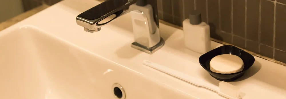 Waschbecken mit Seife und Zahnbürste